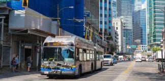 W kanadyjskim autobusie młode Brazylijki powinny rozmawiać po angielsku