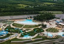 Kobiety kąpią się pół nago