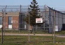 Z gazem pieprzowym do uchodźców