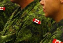 Kto pobił kanadyjskiego żołnierza?