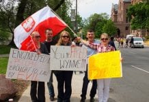 Polacy z Kanady protestujłcy przeciwko programowi edukajci seksualnej poprzedniego rządu Ontario