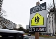 Kierowco, zwolnij przy szkole!