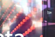 Reklama na przystanku autobusowym puszcza oko do przechodniów