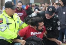 Rękoczyny przed spotkaniem z Bernierem w Hamilton