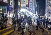 W Hong Kongu robi się niebezpiecznie – studenci, wracajcie do Kanady!