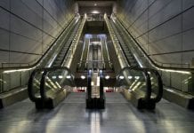 Sąd Najwyższy przyznał 20 000 dol. odszkodowania kobiecie, która odmówiła trzymania się poręczy ruchomych schodów