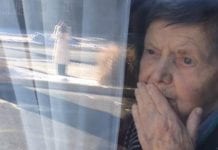 Zakazy wstępu do domów spokojnej starości dla członków rodzin bezprawnym sposobem na uciszanie krytyki