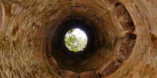 Wieżowiec budowany na studni powstaje w centrum Toronto