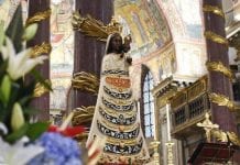 Figura Matki Bożej z Loreto w kaplicach na lotnisku Pearsona