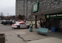 Właśnie przed chwilą dwóch wyrostków obrabowało bank w Mississaudze na Iona Plaza…
