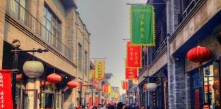 Koronawirus zabija Chińczyków – biali odporni?