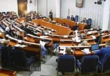 Polska się ugina: autopoprawki PiS-u do ustawy medialnej