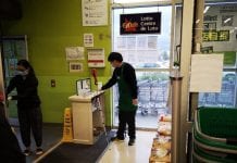 W supermarketach T&T w Mississaudze mierzą temperaturą