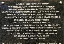 Kontrowersyjna tablica pamiątkowa na dworcu PKP w Oświęcimiu