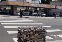 Kto podwozi kamienie uczestnikom zamieszek?