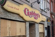 Kto żyw przed sobotnią demonstracją zabija okna