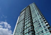 Obowiązek zamaskowania: W kondominiach idą dalej niż przepisy municypalne