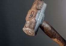 Atakuje młotkiem przypadkowe osoby