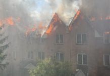 Wielki pożar w kompleksie townhouseów w Richmond Hill