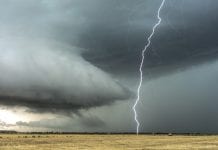 Burzowo nad południowym Ontario