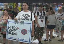 Antymaskowy protest w Toronto