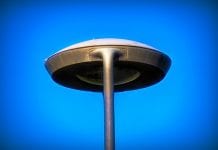 Inteligentne oświetlenie miejskie śledzi ludzi