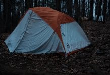 Tornado nad polem namiotowym w Albercie