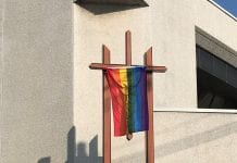 Prowokacja: Pomnik Jana Pawła II w Toronto zbezczeszczony tęczową flagą