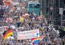 Berlin: Masowy protest przeciwko restrykcjom