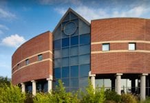 Seks tylko w małżeństwie? To dyskryminacja! Szkoły chrześcijańskie na celowniku LGBTQ