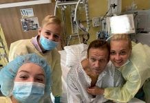 Nawalny pozuje w szpitalu planuje powrót do polityki