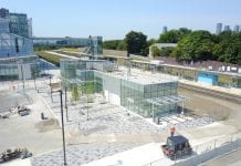 Piękna, szklana poczekalnia kolejowa w Coocksville