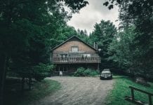 Policja OPP prowadzi śledztwo w sprawie oszustów rzekomo wynajmujących domy letniskowe