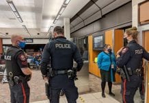 Spór o maskę dla dziecka, samolot WestJet nie poleciał