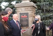 Tablica na cokole Konsulatu Generalnego w Toronto – Podziękowanie od władz RP za demonstracje przeciwko PRL