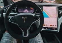 Przekroczył dopuszczalną prędkość podczas snu za kierownicą