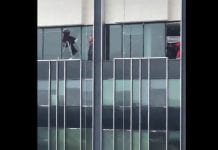 Spadło im rusztowanie spod nóg