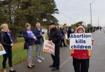 Łańcuch życia przed kościołem św. Maksymiliana Kolbe