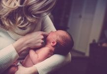 Program EI przeciążony – matki czekają miesiącami na wypłaty zasiłków