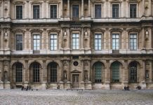 Francja: rewizje w domach polityków ze względu na pandemię