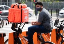 Kurier mknie na e-rowerze