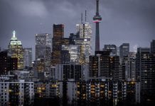 Toronto podnosi podatek od nieruchomości o 0,7 proc.
