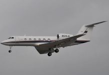 Nam zaleca rowery, sam lata prywatnym odrzutowcem