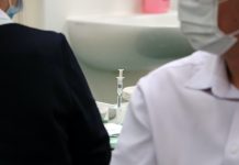 Żeby szczepionki się nie przeterminowały, zaszczepili krewnych i znajomych