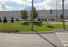 Autobusy wracają na trasy koło zamkniętej sortowni Amazon w Brampton