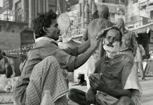 Fryzura zrobiona pod chmurką?