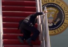 Prezydent USA miał problemy na schodach do samolotu