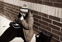 Nauczyciel z kanapką na mrozie…