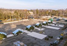 Na parkingu szpitala Sunnybrook w Toronto powstaje szpital polowy