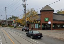 Dwóch policjantów po cywilnemu rannych podczas napadu na bank w Mimico